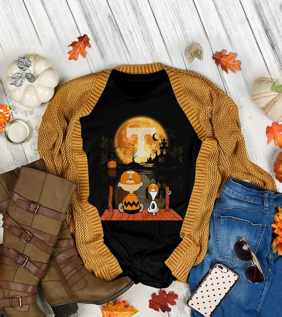 Tennessee Volunteers Halloween Full Moon T And Snoopy Pumpkin Scene T-Shirt
