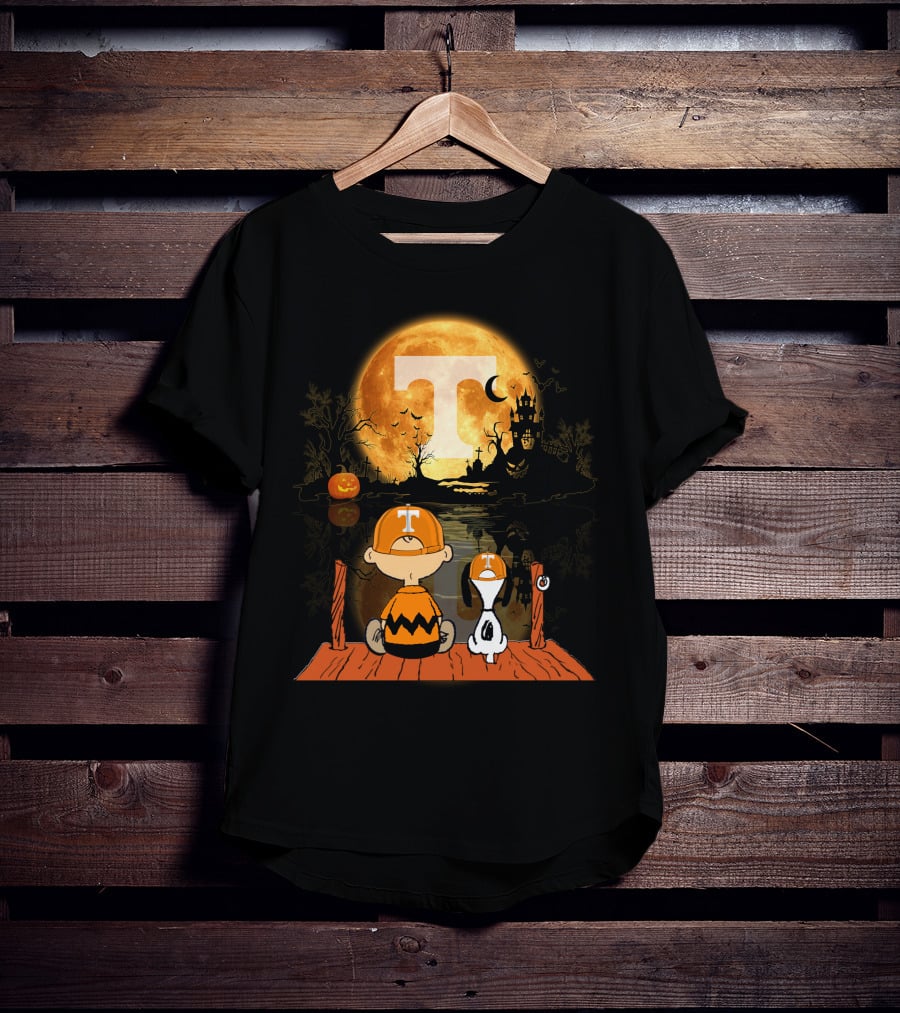 Tennessee Volunteers Halloween Full Moon T And Snoopy Pumpkin Scene T-Shirt