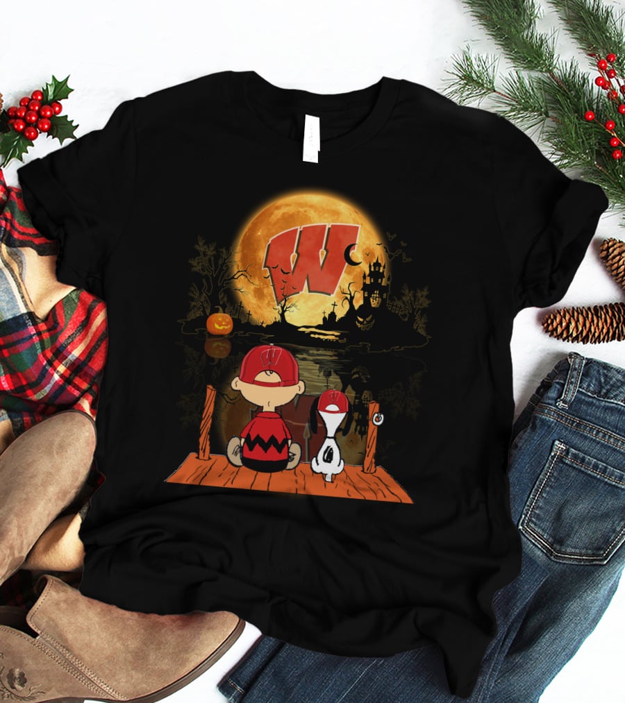 Wisconsin Badgers Halloween Charlie Brown And Snoopy Pumpkin Moon Scene T-Shirt