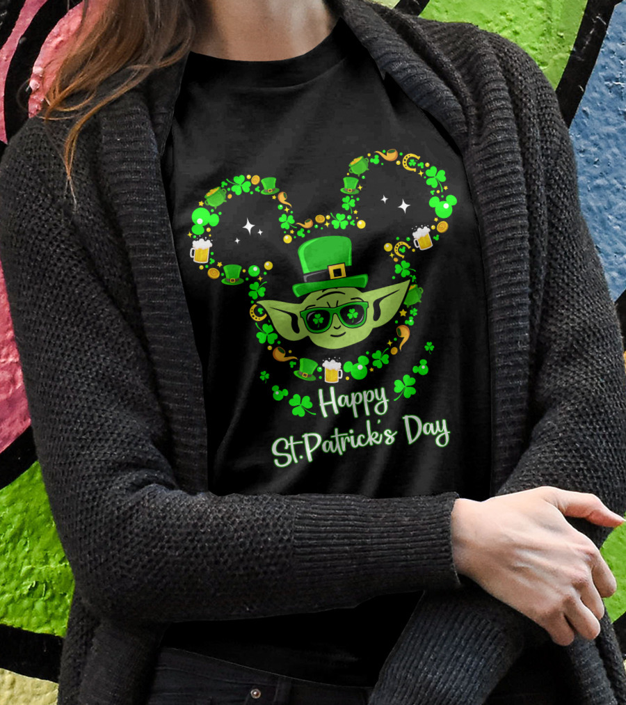 Happy St. Patrick's Day Baby Yoda With Shamrocks And Leprechaun Hat T-Shirt
