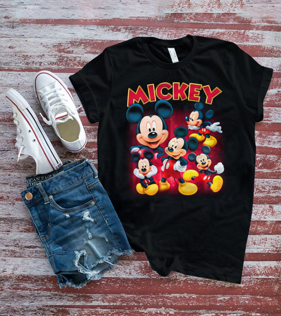 Mickey Czerwono-Żółty Napis Z Kilkoma Klasycznymi Postaciami W Różnych Pozach Na Ciemnym Tle T-Shirt