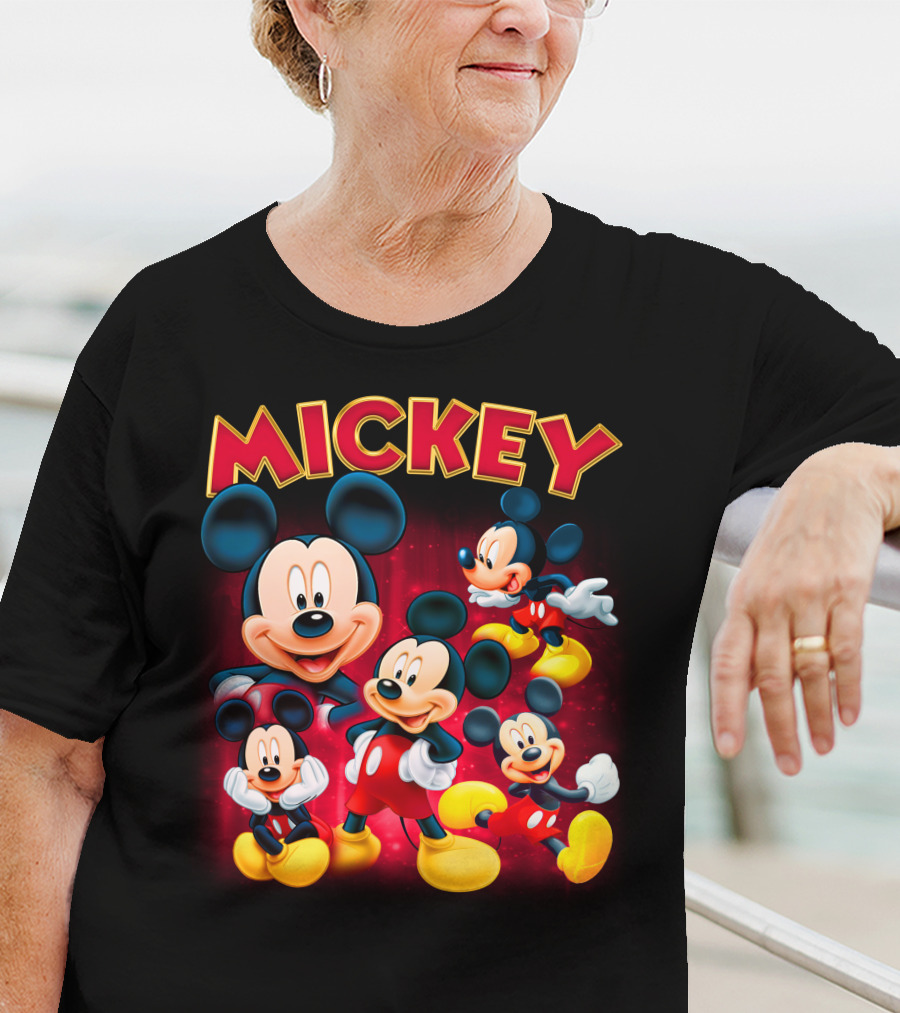 Mickey Czerwono-Żółty Napis Z Kilkoma Klasycznymi Postaciami W Różnych Pozach Na Ciemnym Tle T-Shirt