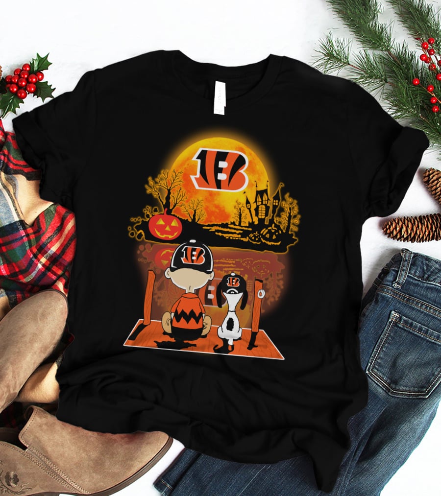 Cincinnati Bengals Snoopy And Charlie Brown Pumpkin Halloween Night Scene T-Shirt