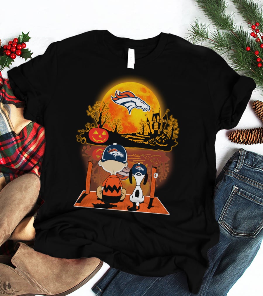 Denver Broncos Snoopy And Charlie Brown Halloween Pumpkin Moon Scene T-Shirt