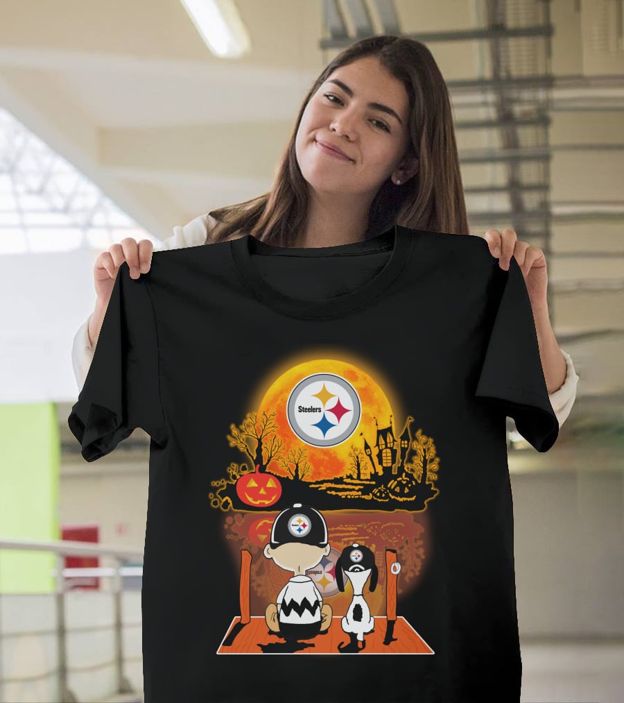 Pittsburgh Steelers Snoopy Charlie Brown Halloween Pumpkin Moon House T-Shirt