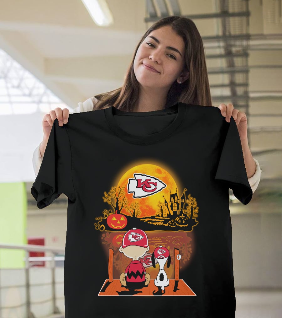 Kansas City Chiefs Snoopy And Charlie Brown Halloween Pumpkin Moon T-Shirt