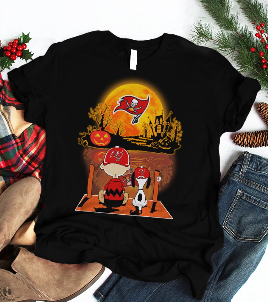 Tampa Bay Buccaneers Snoopy And Charlie Brown Halloween Pumpkin Full Moon Scene T-Shirt