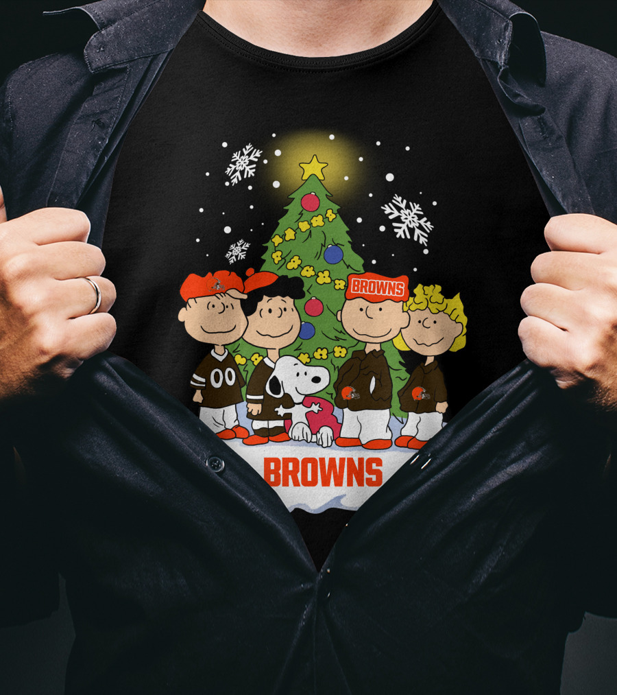 Snoopy Christmas Cleveland Browns Peanuts Characters Holiday Scene T-Shirt