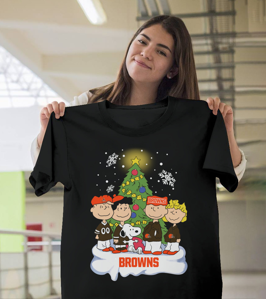 Snoopy Christmas Cleveland Browns Peanuts Characters Holiday Scene T-Shirt