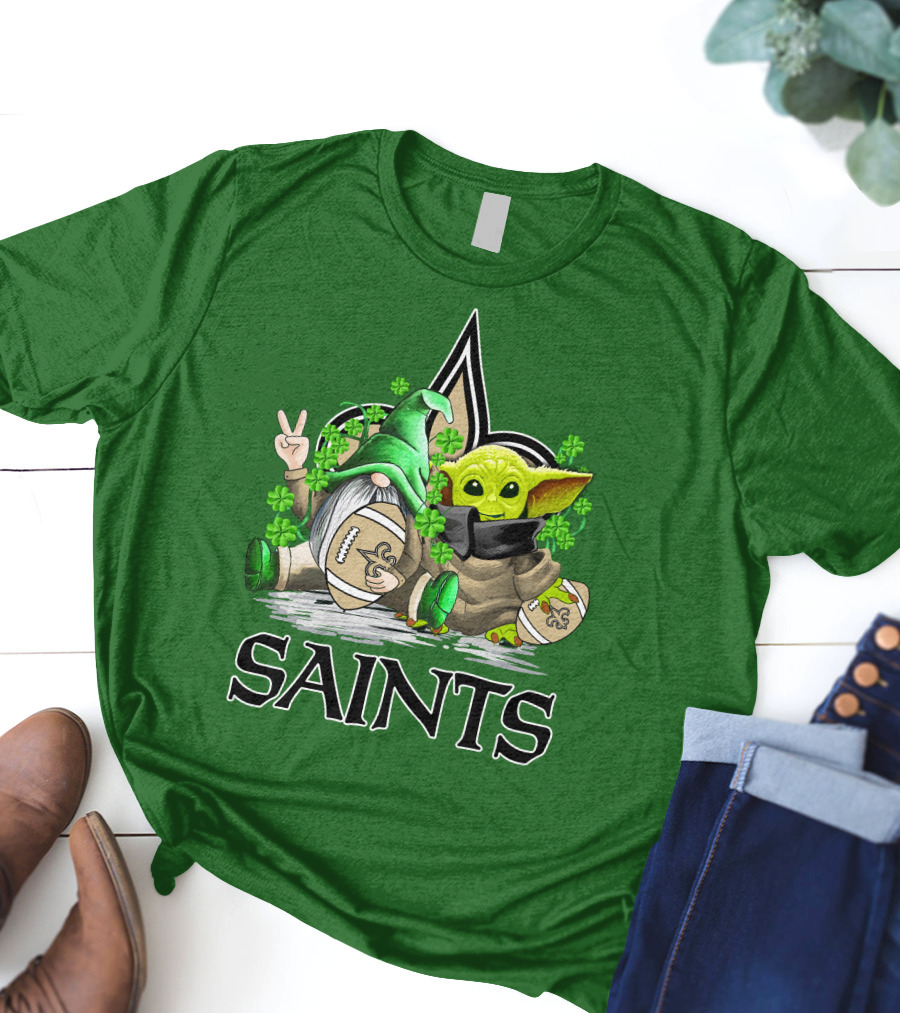 New Orleans Saints Football St. Patrick’s Day Gnome And Baby Alien With Shamrocks T-Shirt