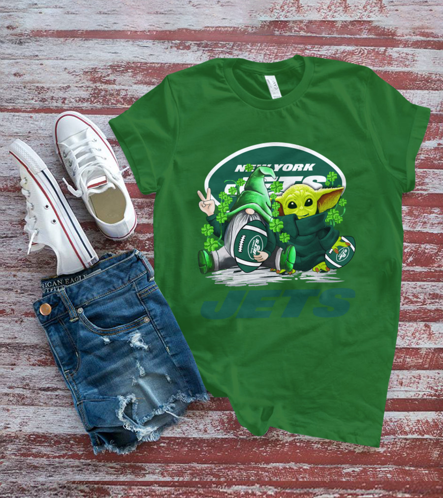 New York Jets Football St. Patrick's Day Baby Yoda And Gnome With Shamrocks T-Shirt