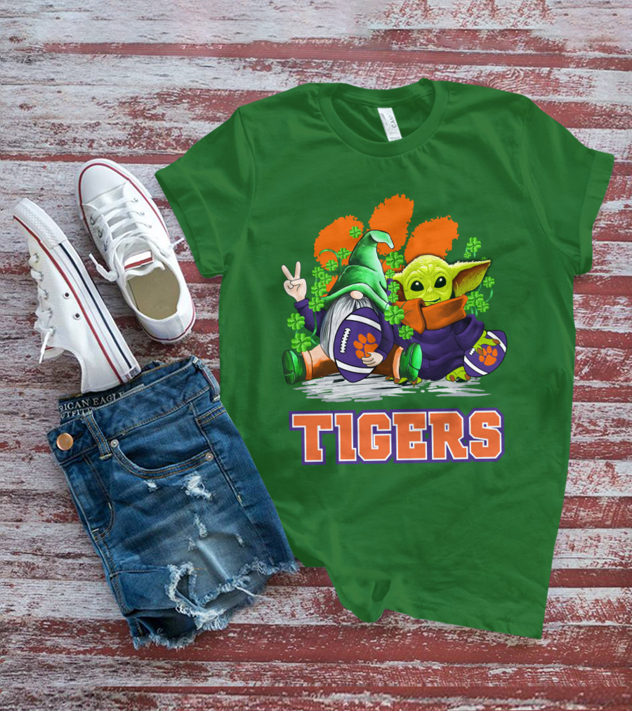 Clemson Tigers St. Patrick’s Day Football Gnome And Baby Yoda T-Shirt