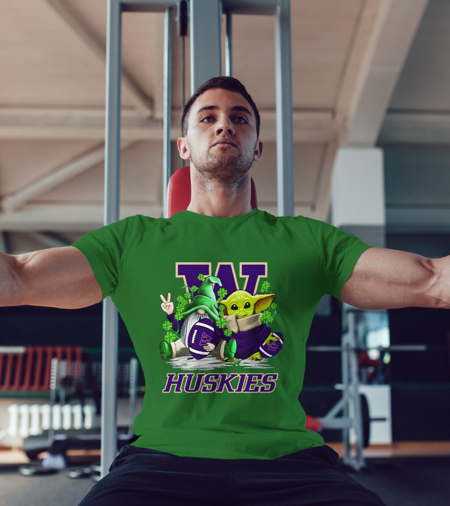 Washington Huskies Football St. Patrick’s Day Gnome And Baby Yoda With Shamrocks T-Shirt