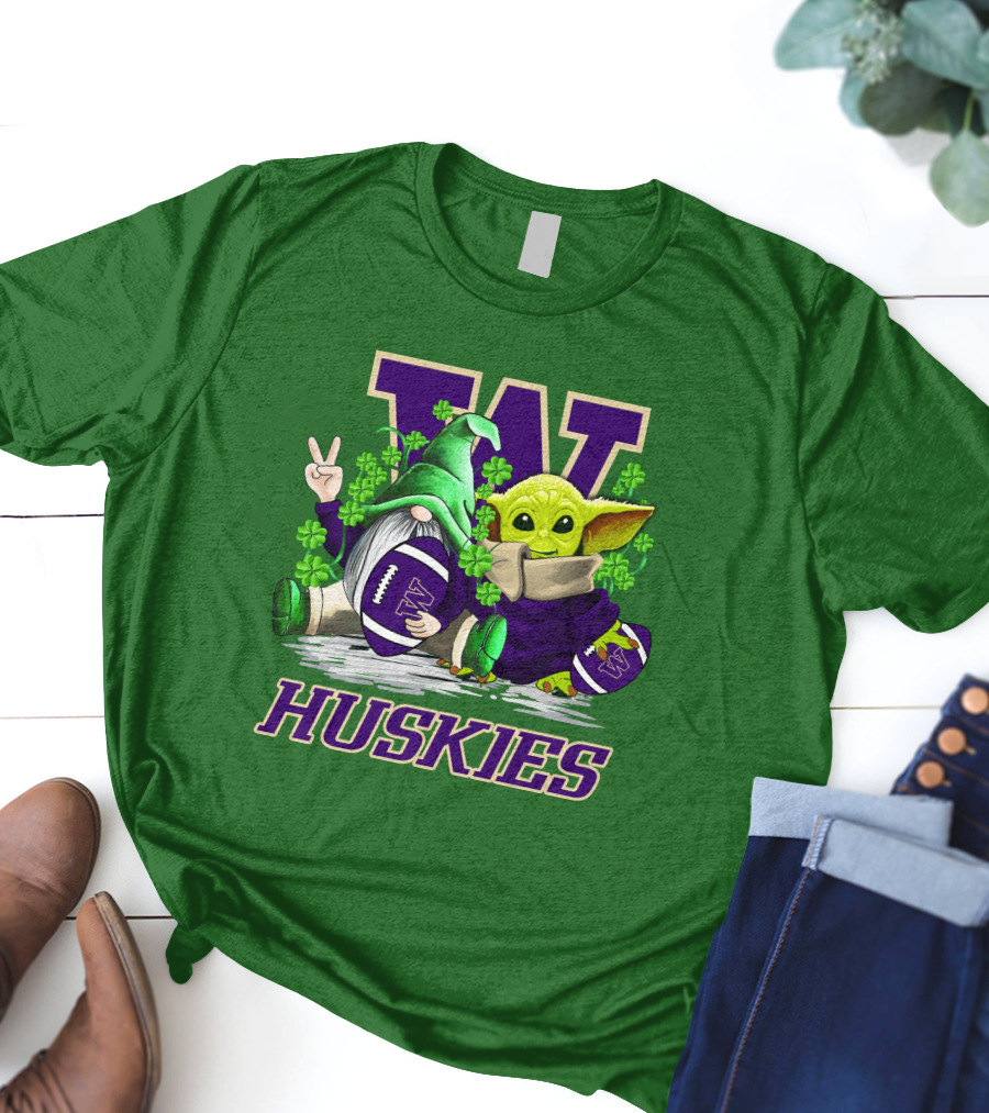 Washington Huskies Football St. Patrick’s Day Gnome And Baby Yoda With Shamrocks T-Shirt