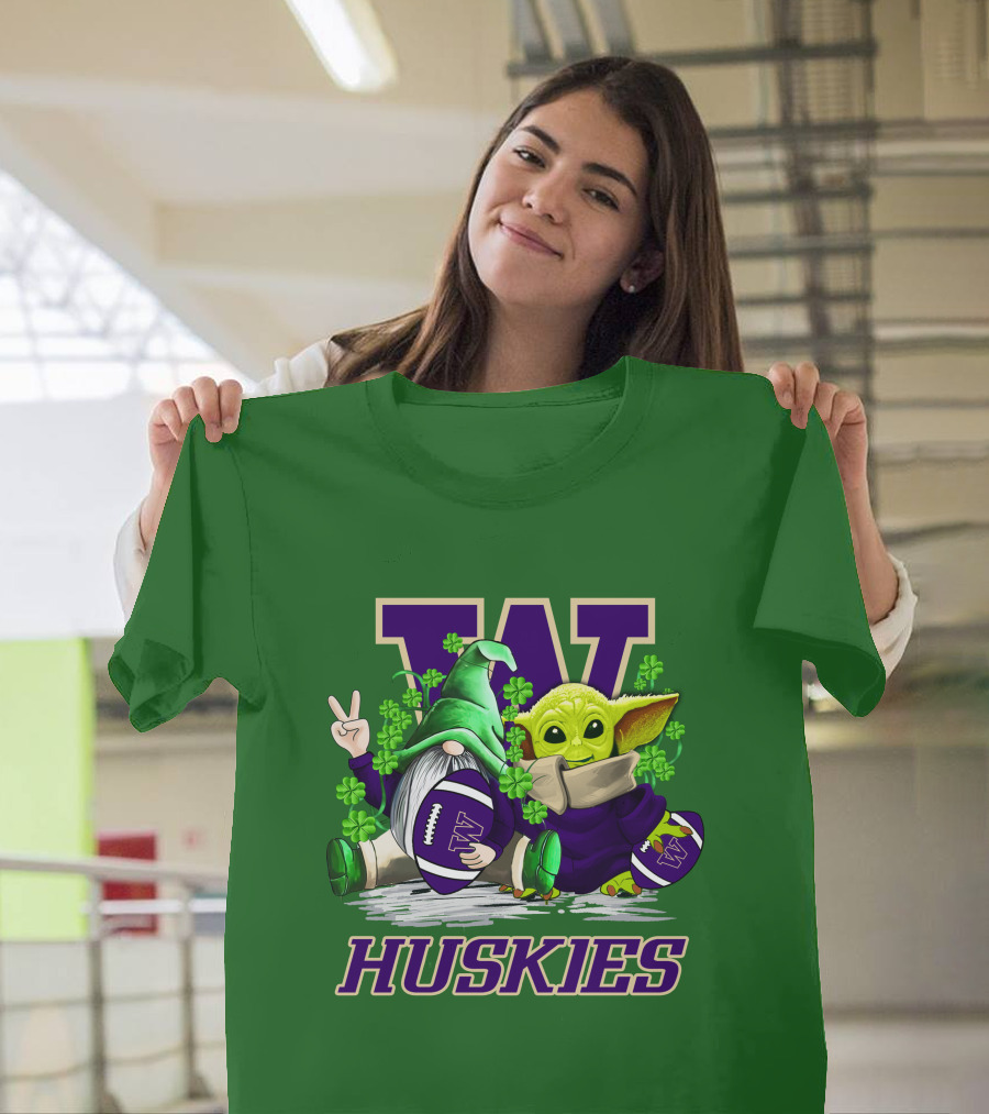 Washington Huskies Football St. Patrick’s Day Gnome And Baby Yoda With Shamrocks T-Shirt