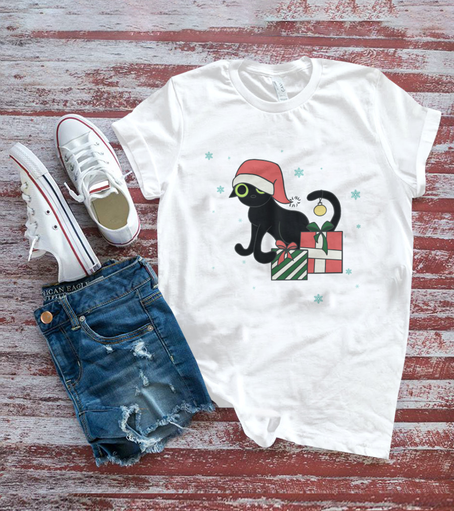 Jinx Holiday Merch Bigfootjinx Holiday Black Cat Santa Hat Presents Snowflakes T-Shirt