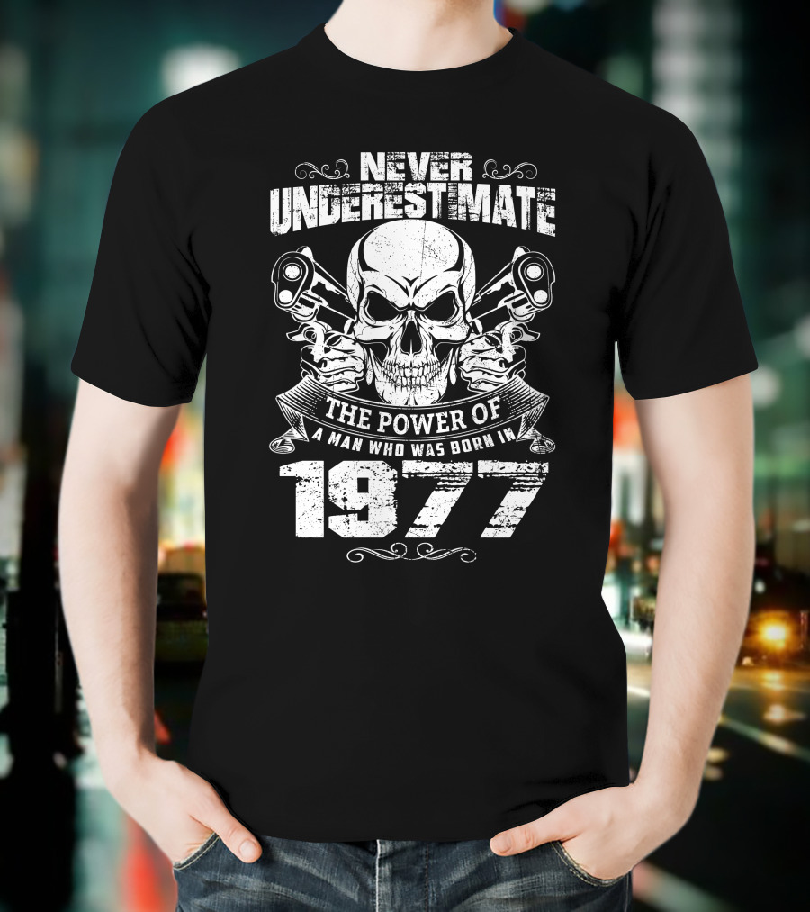 NEVER UNDERESTIMATE THE POWER OF A MAN WHO WAS BORN IN 1977 SKULL AND PISTOLS T-Shirt