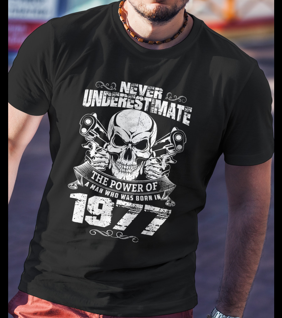 NEVER UNDERESTIMATE THE POWER OF A MAN WHO WAS BORN IN 1977 SKULL AND PISTOLS T-Shirt