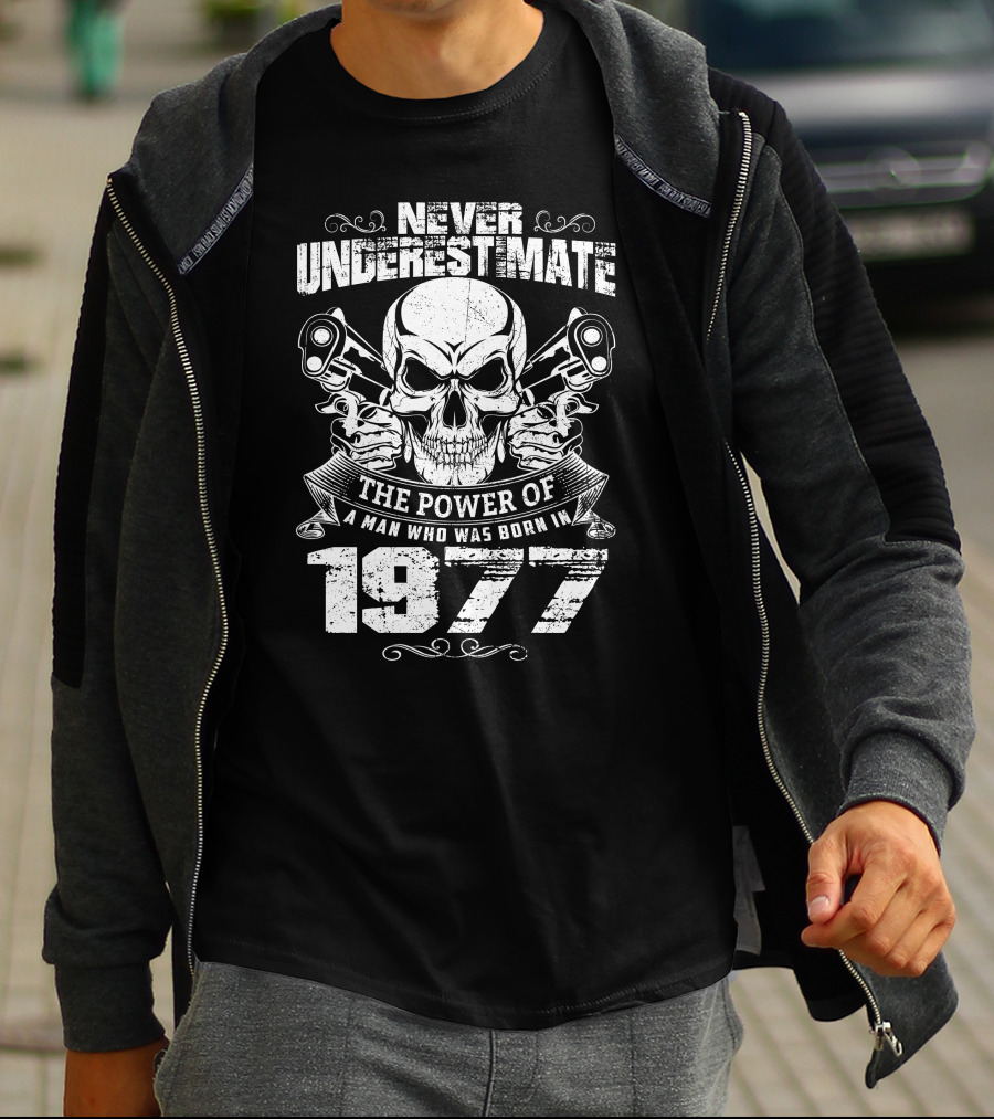 NEVER UNDERESTIMATE THE POWER OF A MAN WHO WAS BORN IN 1977 SKULL AND PISTOLS T-Shirt