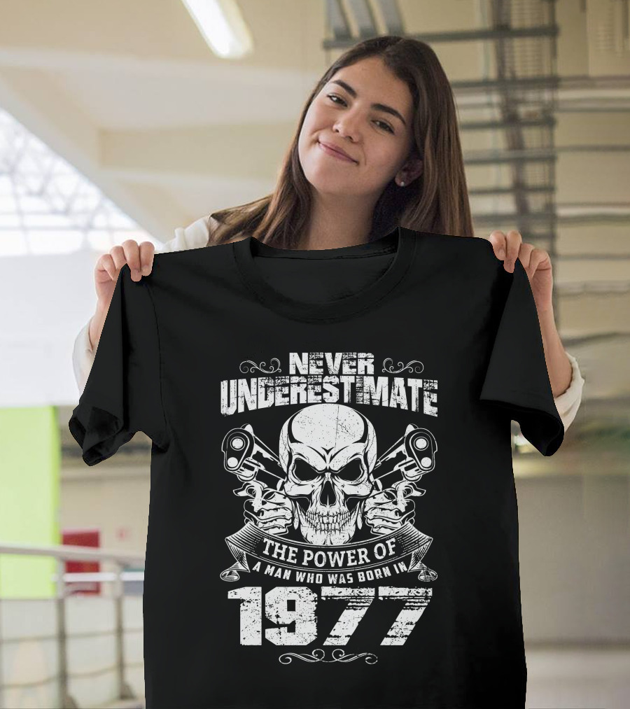 NEVER UNDERESTIMATE THE POWER OF A MAN WHO WAS BORN IN 1977 SKULL AND PISTOLS T-Shirt
