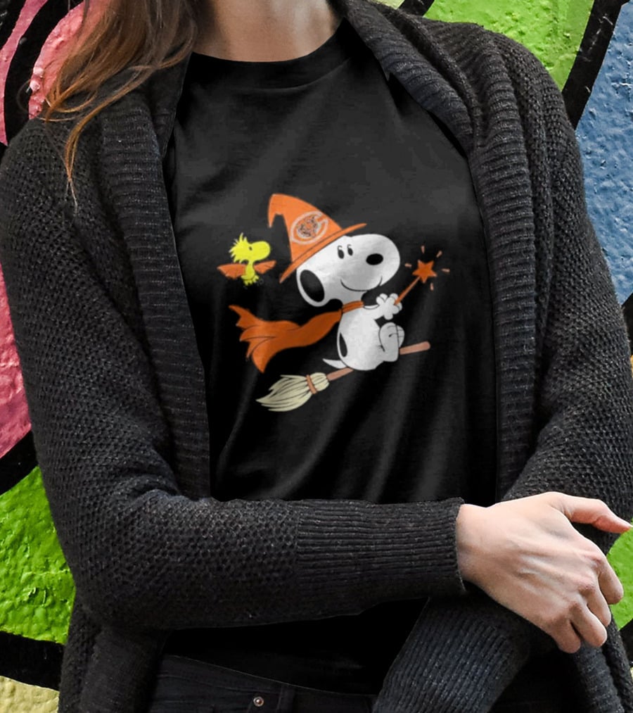 Snoopy Witch Chicago Bears Halloween Flying Broomstick Woodstock T-Shirt