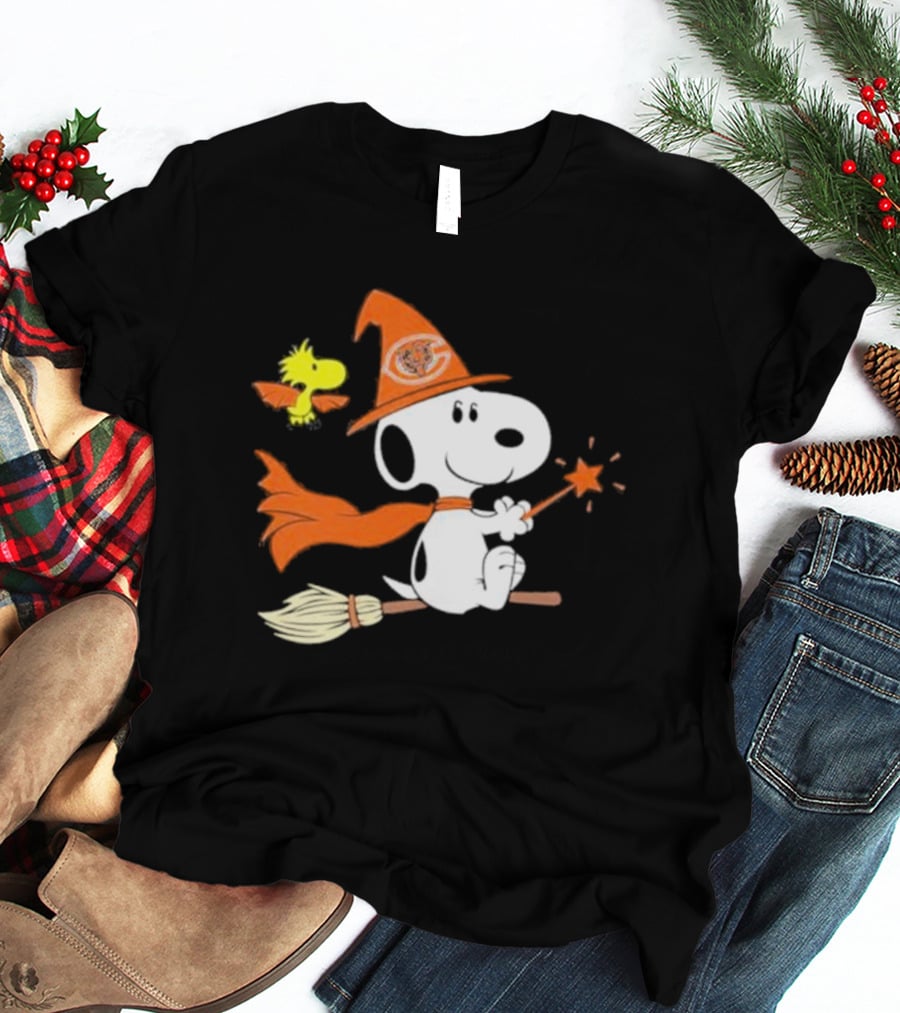 Snoopy Witch Chicago Bears Halloween Flying Broomstick Woodstock T-Shirt