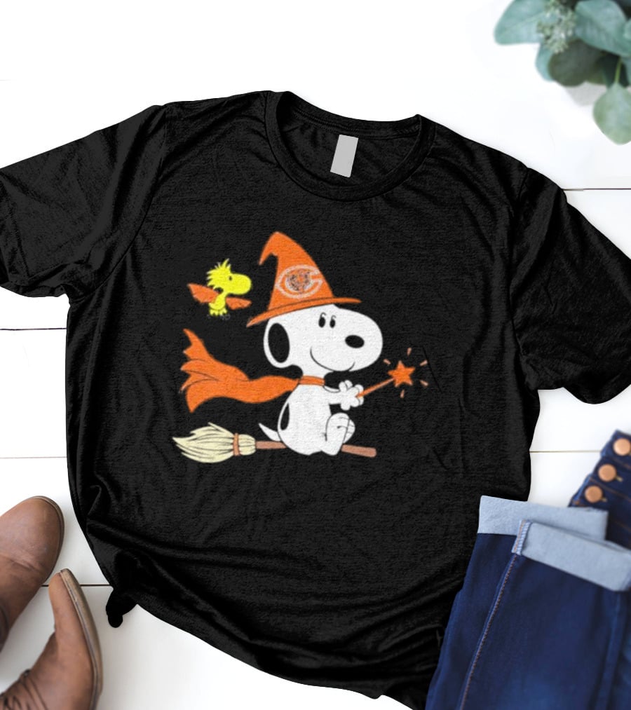 Snoopy Witch Chicago Bears Halloween Flying Broomstick Woodstock T-Shirt
