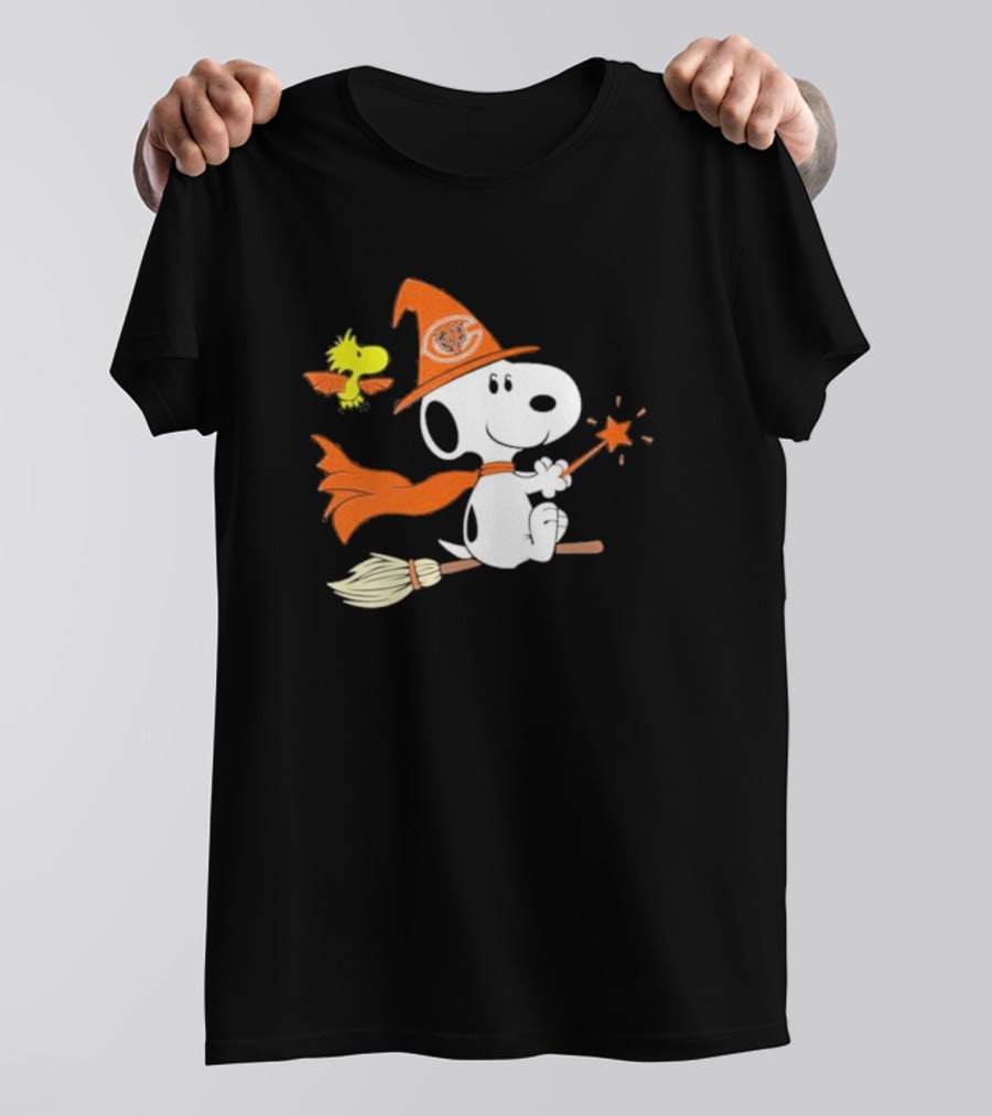 Snoopy Witch Chicago Bears Halloween Flying Broomstick Woodstock T-Shirt