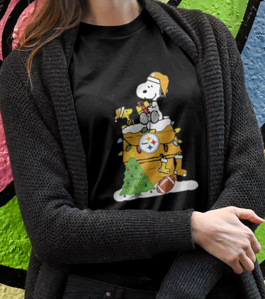 Snoopy And Pittsburgh Steelers Christmas Chimney Scene With Woodstock And Holiday Decorations T-Shirt