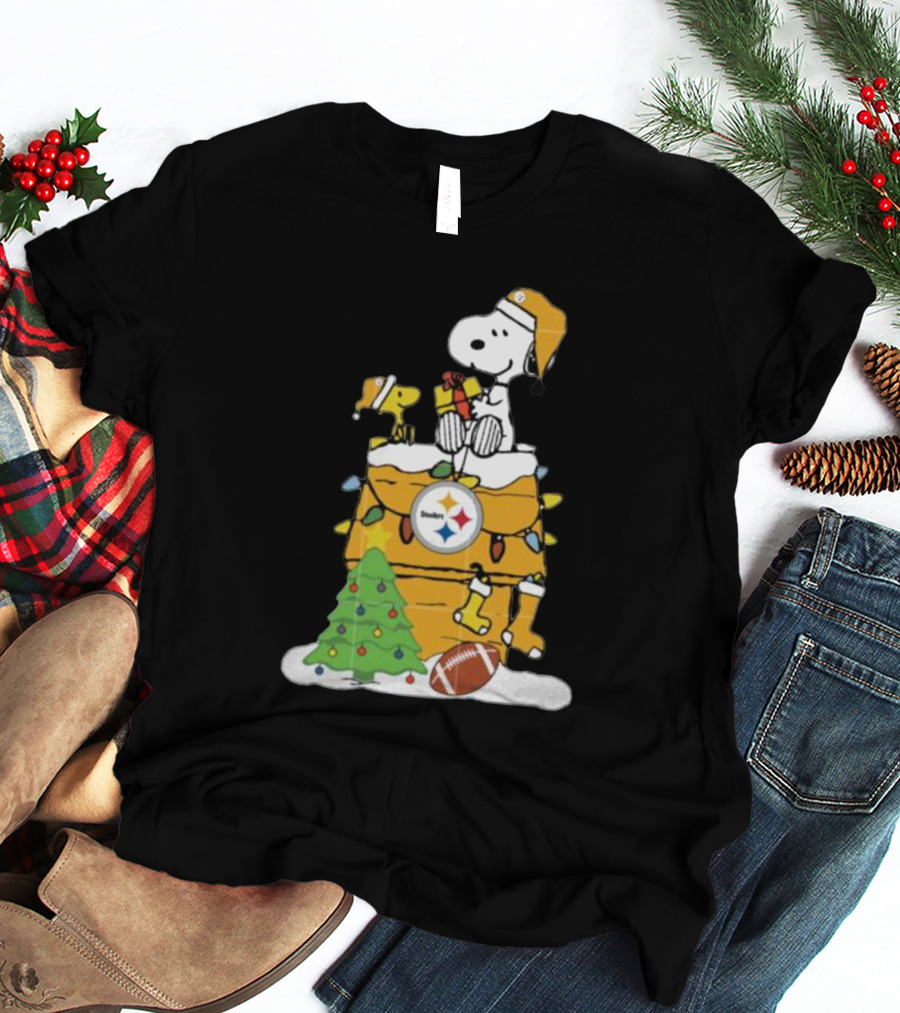 Snoopy And Pittsburgh Steelers Christmas Chimney Scene With Woodstock And Holiday Decorations T-Shirt