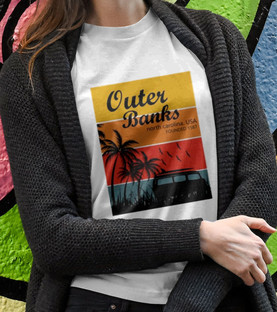 Outer Banks North Carolina USA Founded 1587 Vintage Car Beach Palm Trees T-Shirt