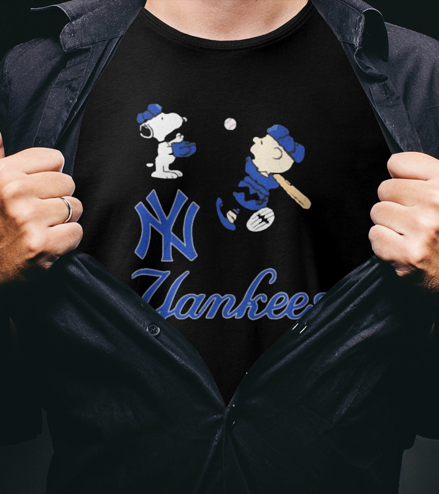 Snoopy And Charlie Brown Baseball With New York Yankees Yankees T-Shirt