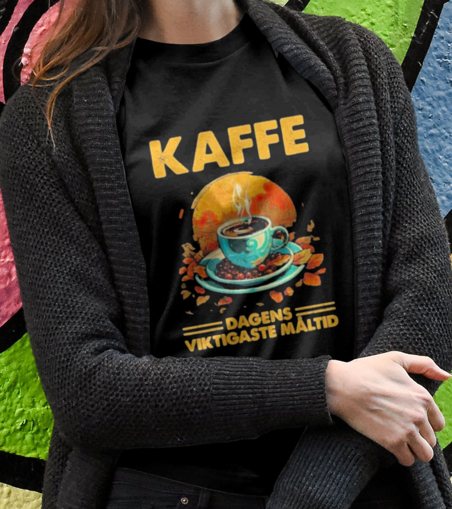 KAFFE Dagens Viktigaste Maltid Coffee Autumn Cup Leaves T-Shirt