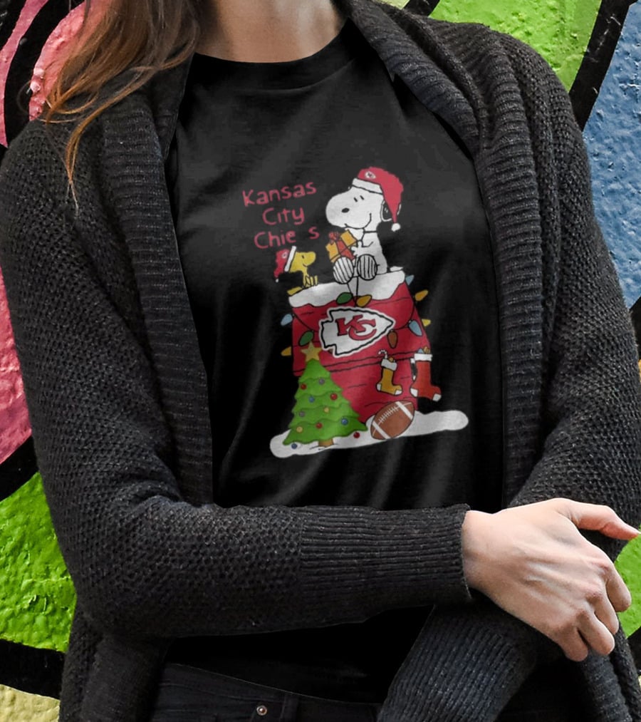 Kansas City Chiefs Christmas Snoopy And Woodstock Santa Scene T-Shirt