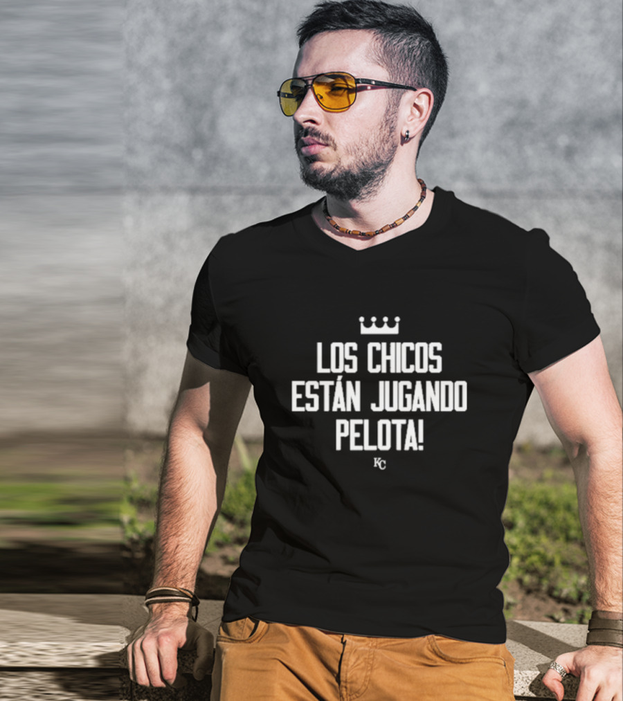 Los Chicos Están Jugando Pelota KC Crown T-Shirt