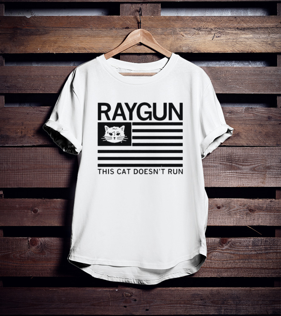 Raygun Cat Face Flag This Cat Doesn’t Run T-Shirt