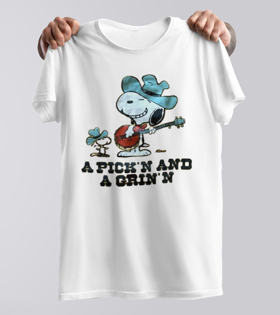 Snoopy A Pick’n And A Grin’n Country Banjo Player Cowboy Hat T-Shirt