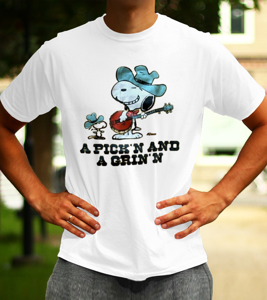 Snoopy A Pick’n And A Grin’n Country Banjo Player Cowboy Hat T-Shirt