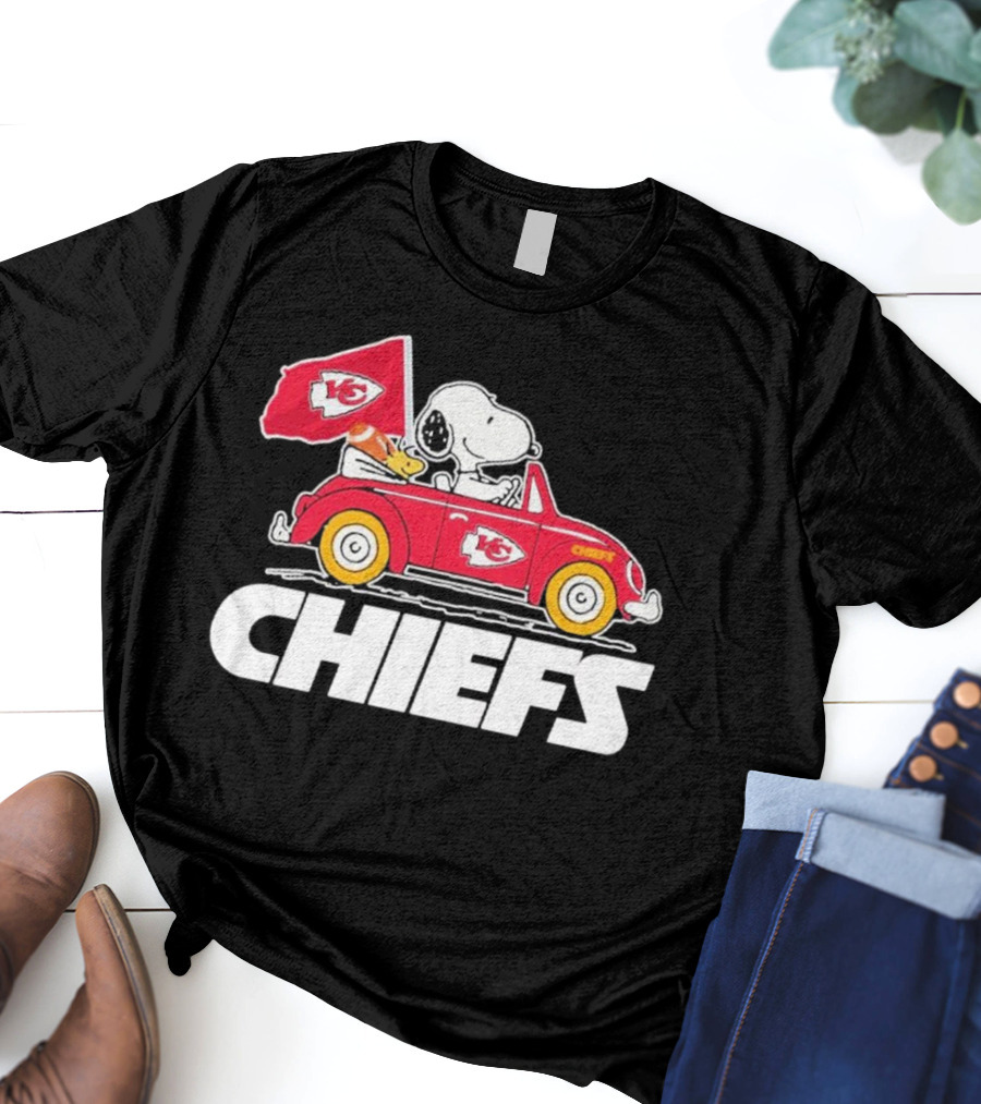 Snoopy Kansas City Chiefs Car With Flag T-Shirt