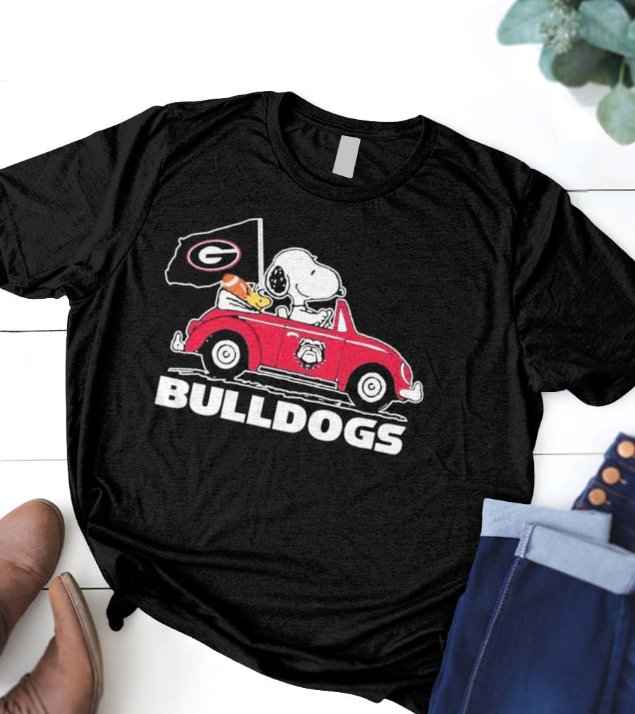 Snoopy And Woodstock Driving Georgia Bulldogs Car With Flag T-Shirt