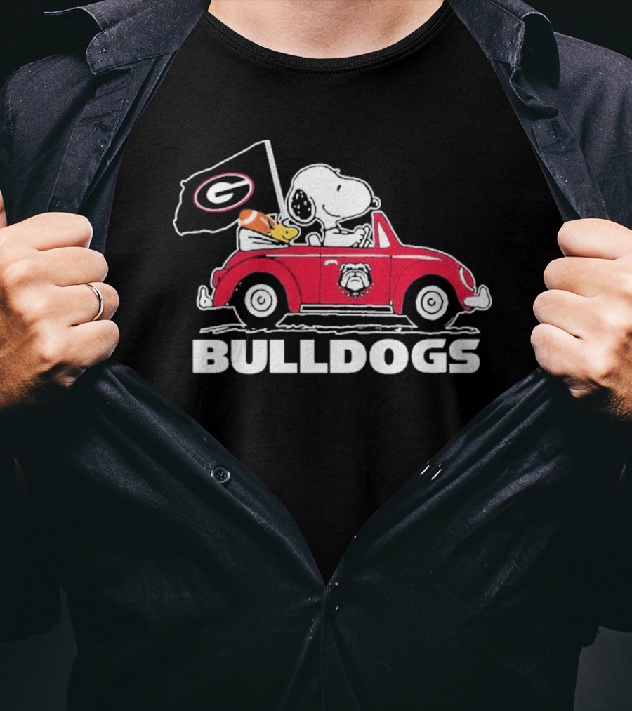 Snoopy And Woodstock Driving Georgia Bulldogs Car With Flag T-Shirt