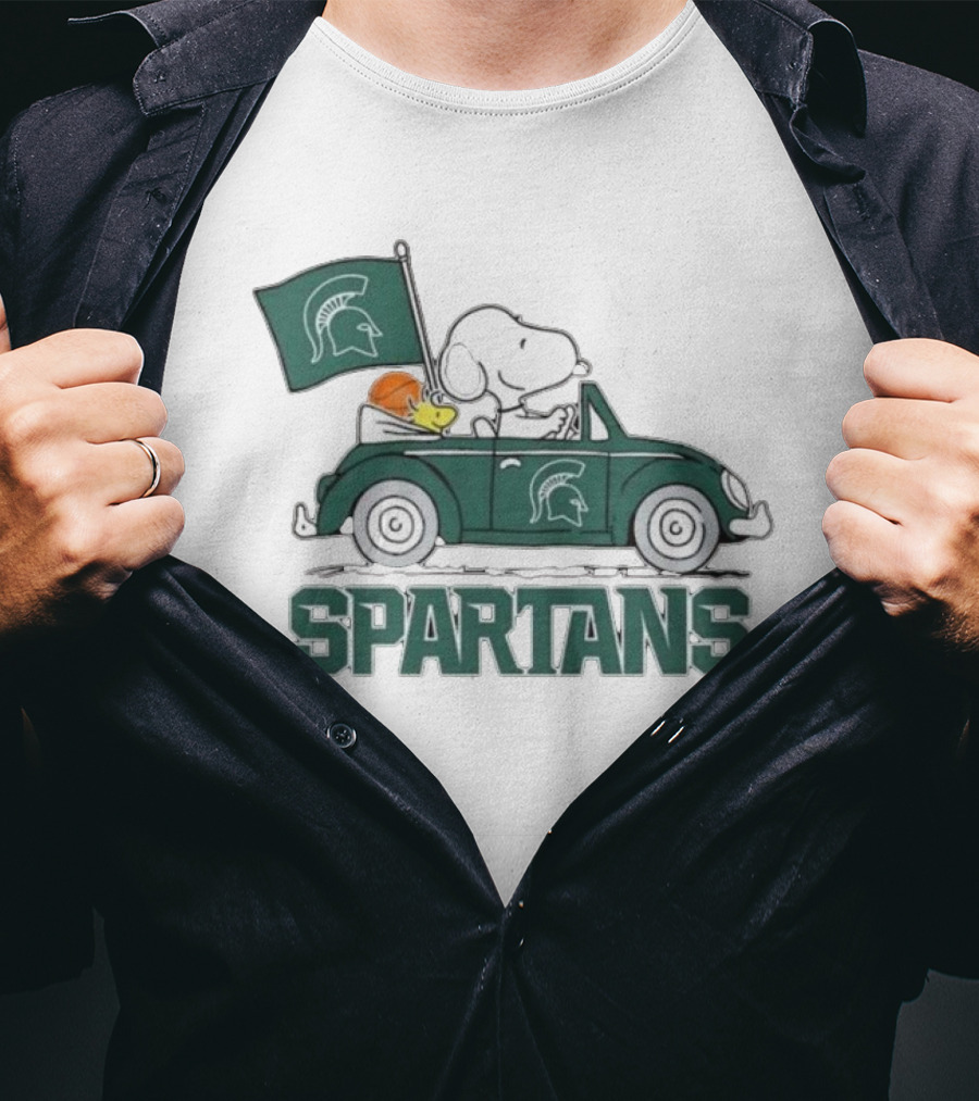 Spartans Peanuts Snoopy Woodstock Car Cartoon Sports T-Shirt