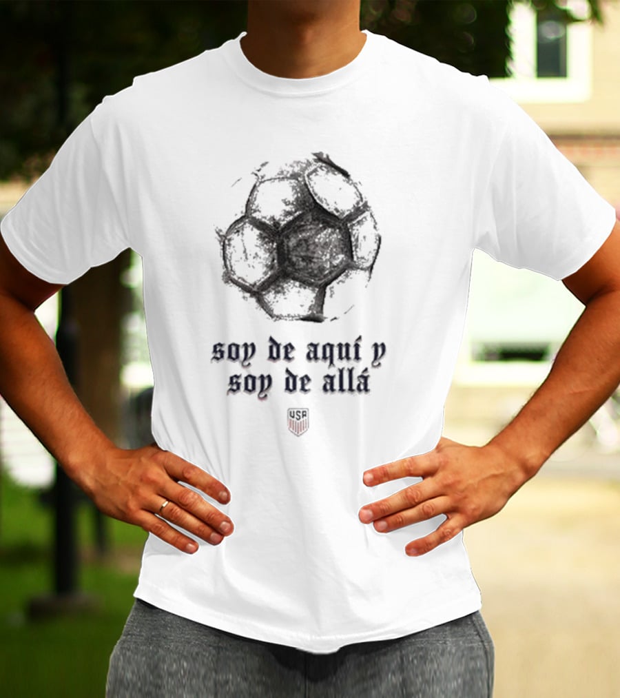 US Hispanic Heritage Una Nación Un Equipo Soy De Aquí Y Soy De Allá Soccer Ball USA T-Shirt