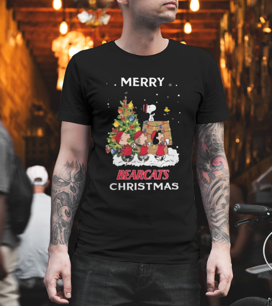 Cincinnati Bearcats Snoopy Friends Merry Christmas T-Shirt