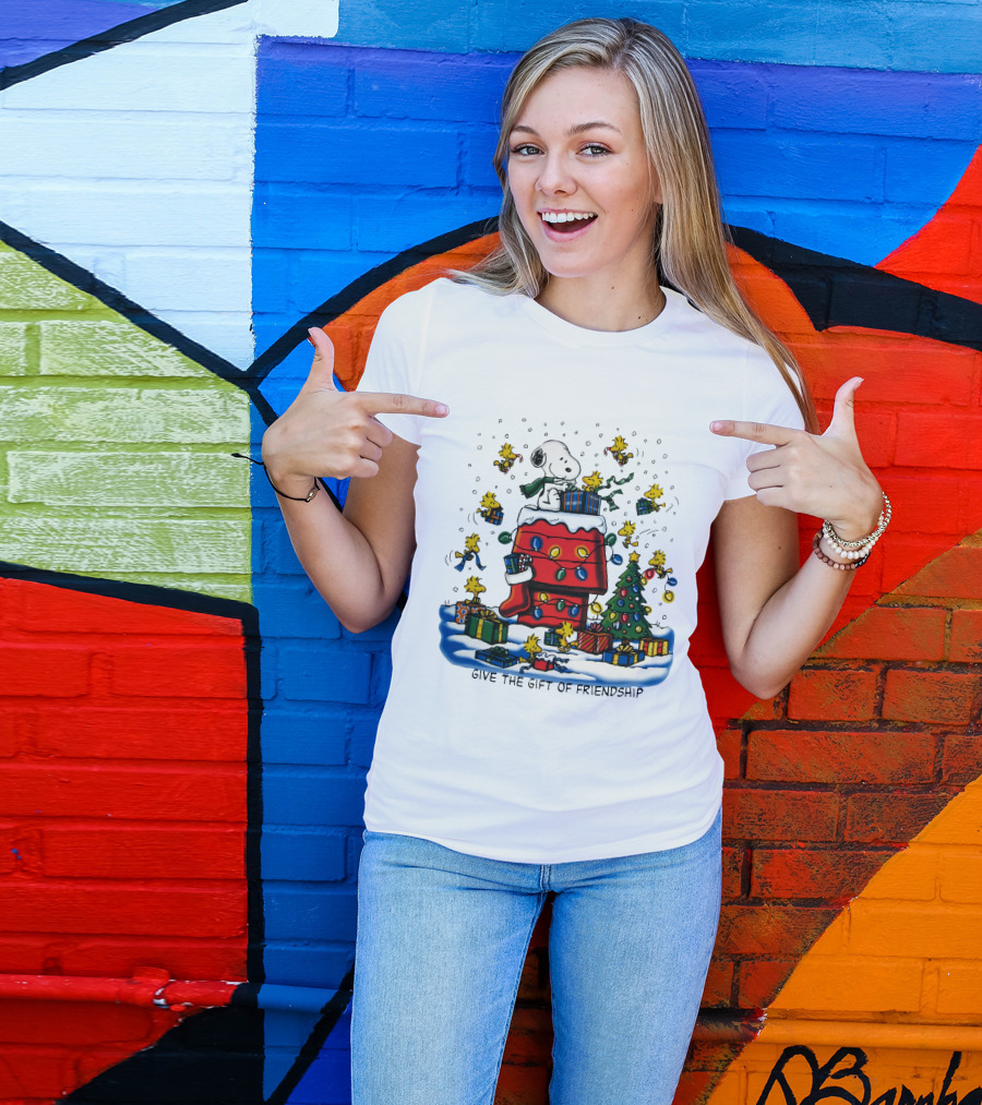 Snoopy Christmas House With Woodstock And Gifts Give The Gift Of Friendship T-Shirt