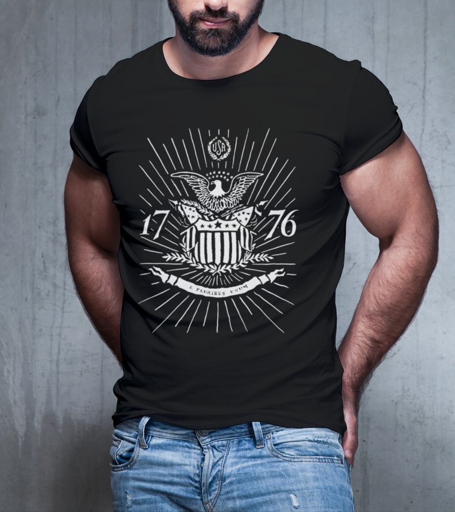 USA 1776 E Pluribus Unum Eagle And Shield Emblem T-Shirt