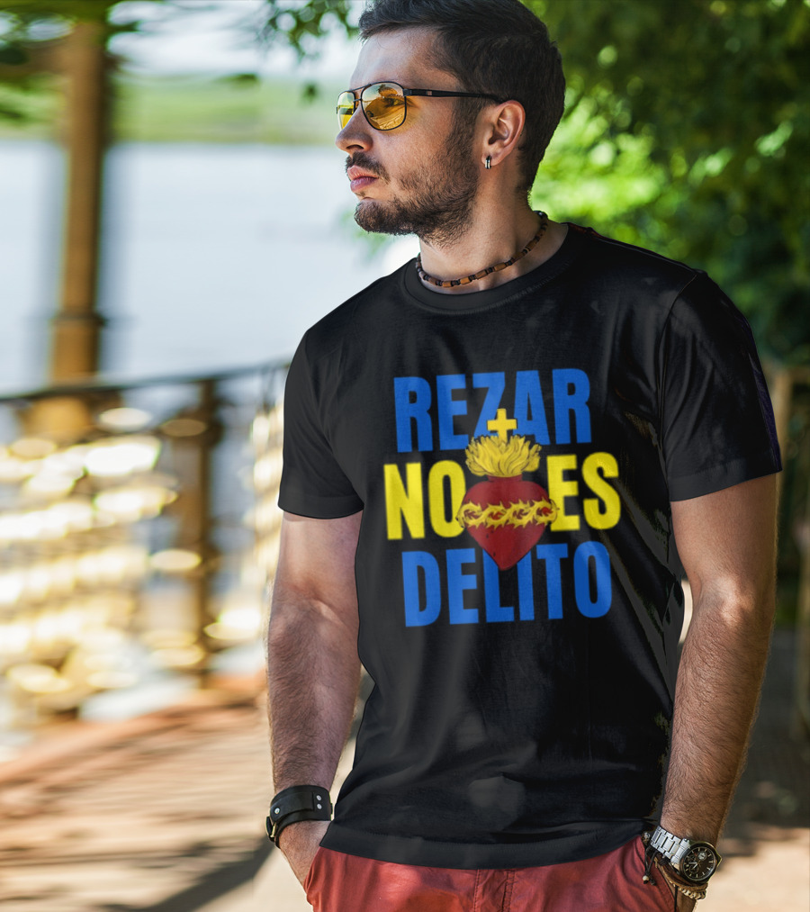Rezar No Es Delito Sacred Heart Iconography T-Shirt