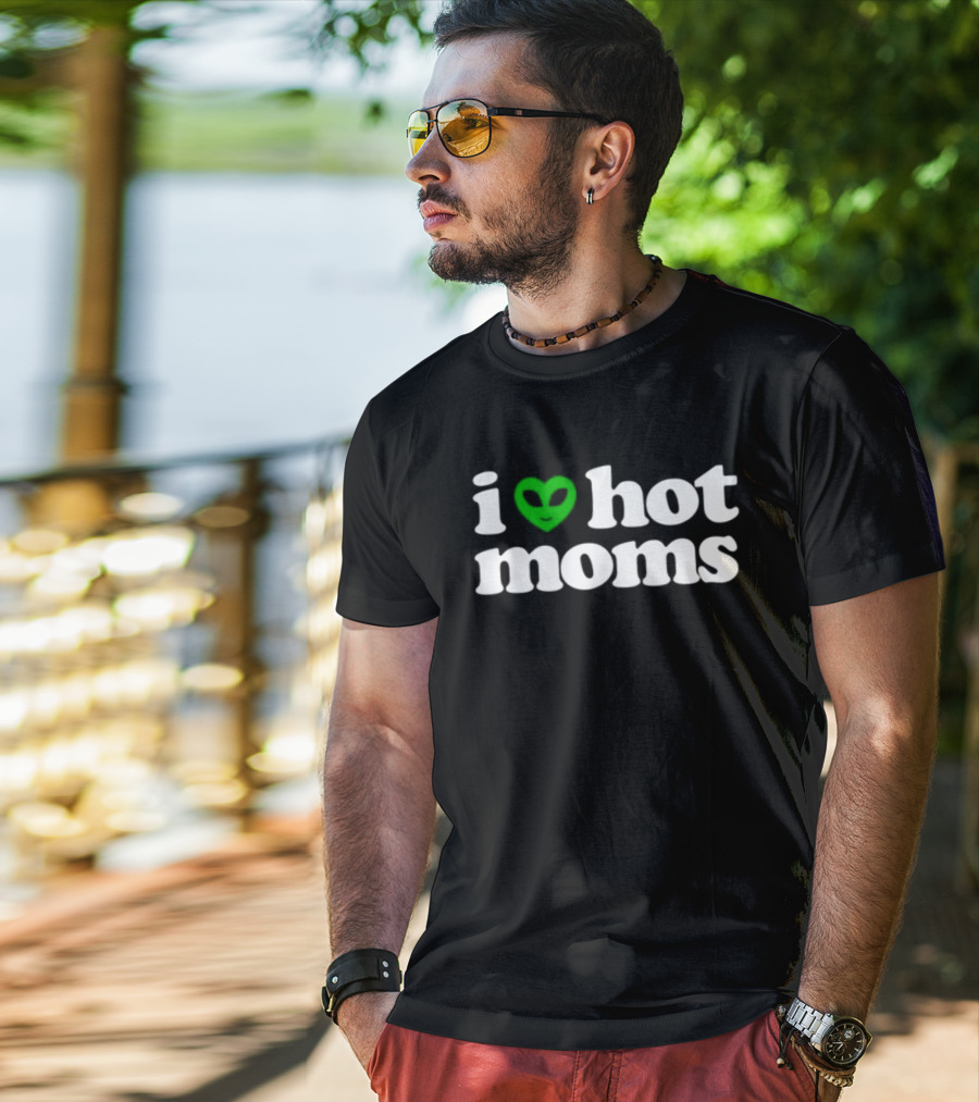 I Heart Hot Moms Alien Face Green T-Shirt