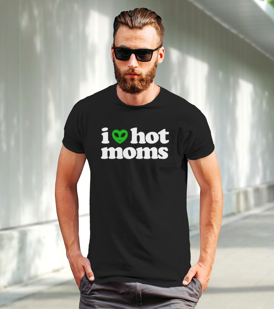 I Heart Hot Moms Alien Face Green T-Shirt