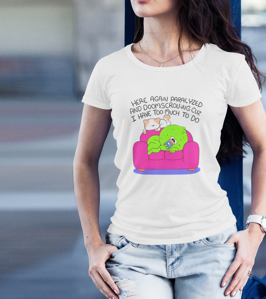 Here Again Paralyzed And Doomscrolling Cuz I Have Too Much To Do Quirky Green Figure Relaxing On Pink Couch With Cute Dog T-Shirt
